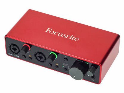 Rotes Audiointerface mit Eingängen, Ausgängen und Lautstärkeregler.