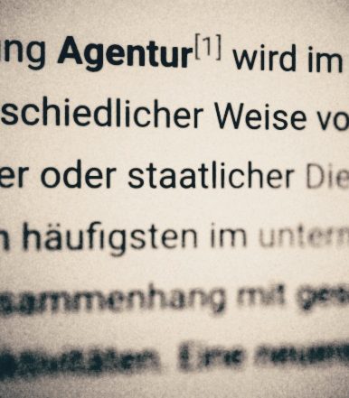 Lexikaler Textausschnitt über die Arbeitsweise einer Agentur, foto-künstlerisch verfremdet.